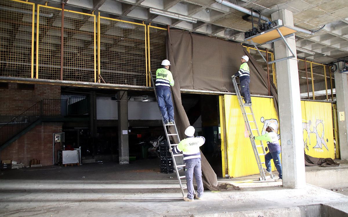 Els operaris ja treballen en el buidatge de l'interior del Mercat Municipal de Vic.