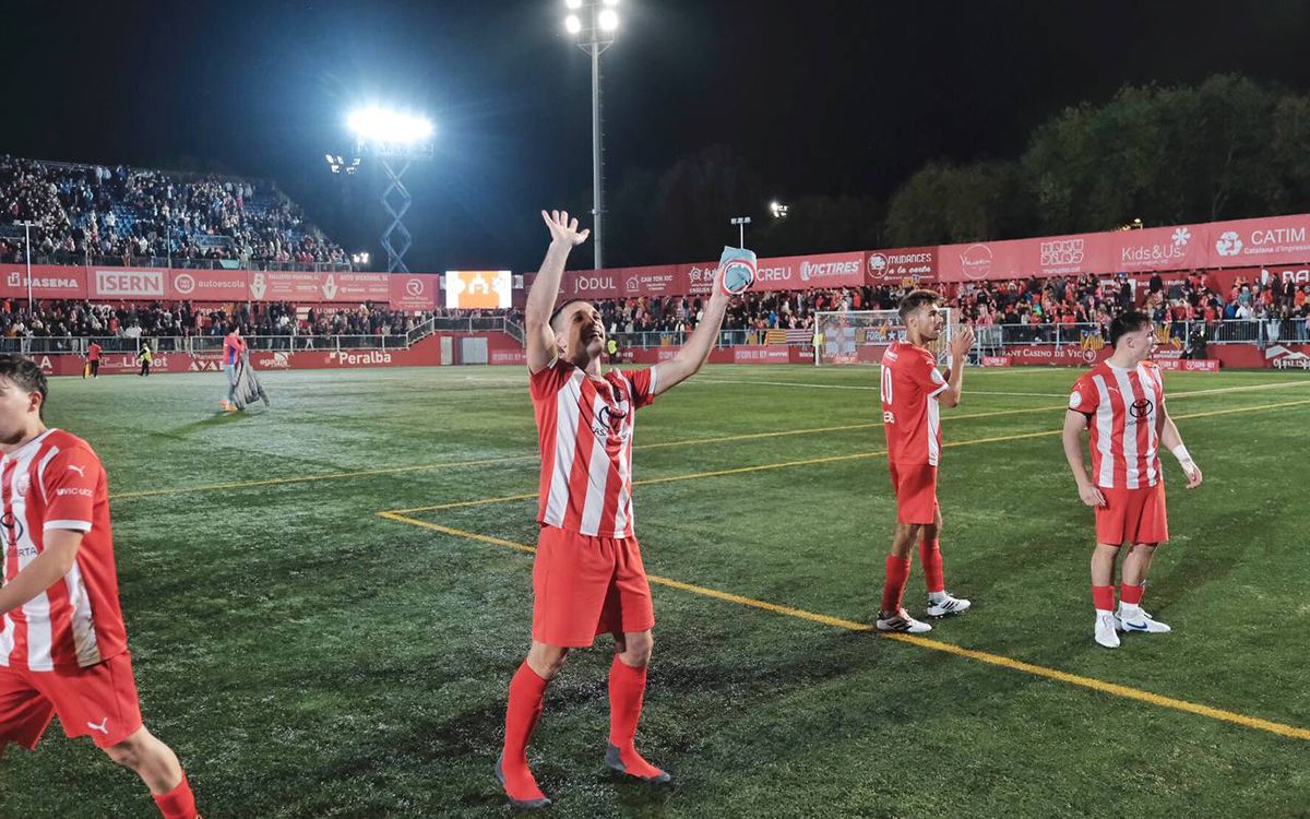 Jugadors de la UE Vic, celebrant amb l'afició l'experiència de viure un partit de Copa del Rei contra l'Atlètic de Madrid.