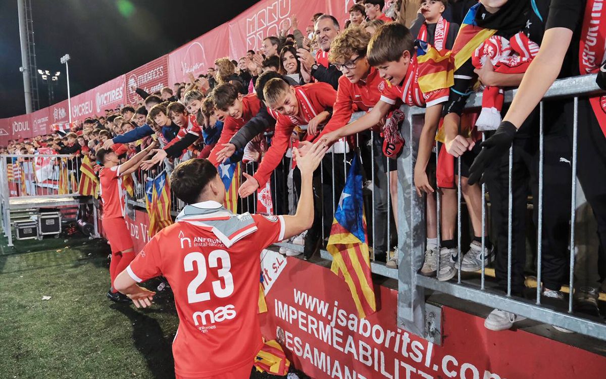 Jugadors de la UE Vic, celebrant amb l'afició l'experiència de viure un partit de Copa del Rei contra l'Atlètic de Madrid.