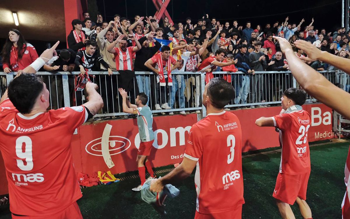 Jugadors de la UE Vic, celebrant amb l'afició l'experiència de viure un partit de Copa del Rei contra l'Atlètic de Madrid.