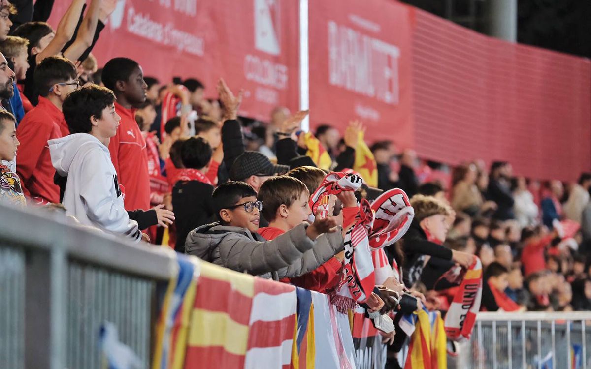 Més de 6.000 persones han omplert l'Hipòlit Planàs pel partit de Copa del Rei UE Vic-Atlètic de Madrid.