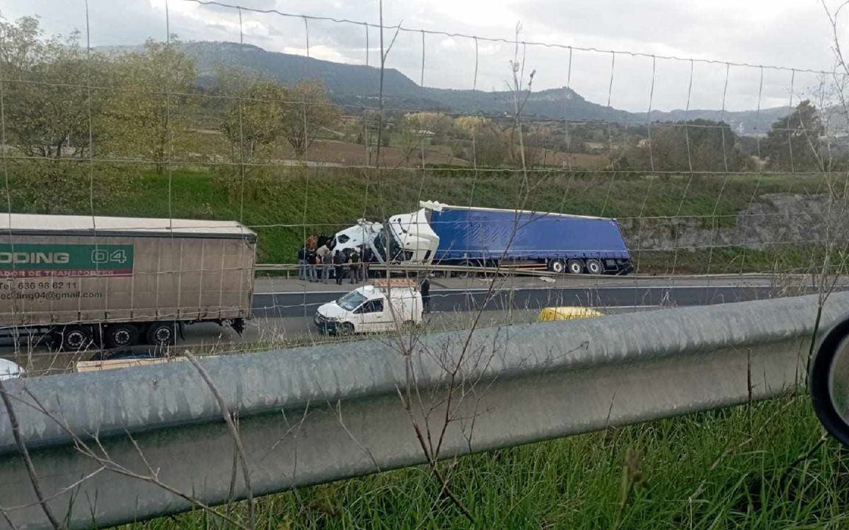 Accident a la C-17, a Gurb, on s'han vist implicats un camió i una furgoneta.