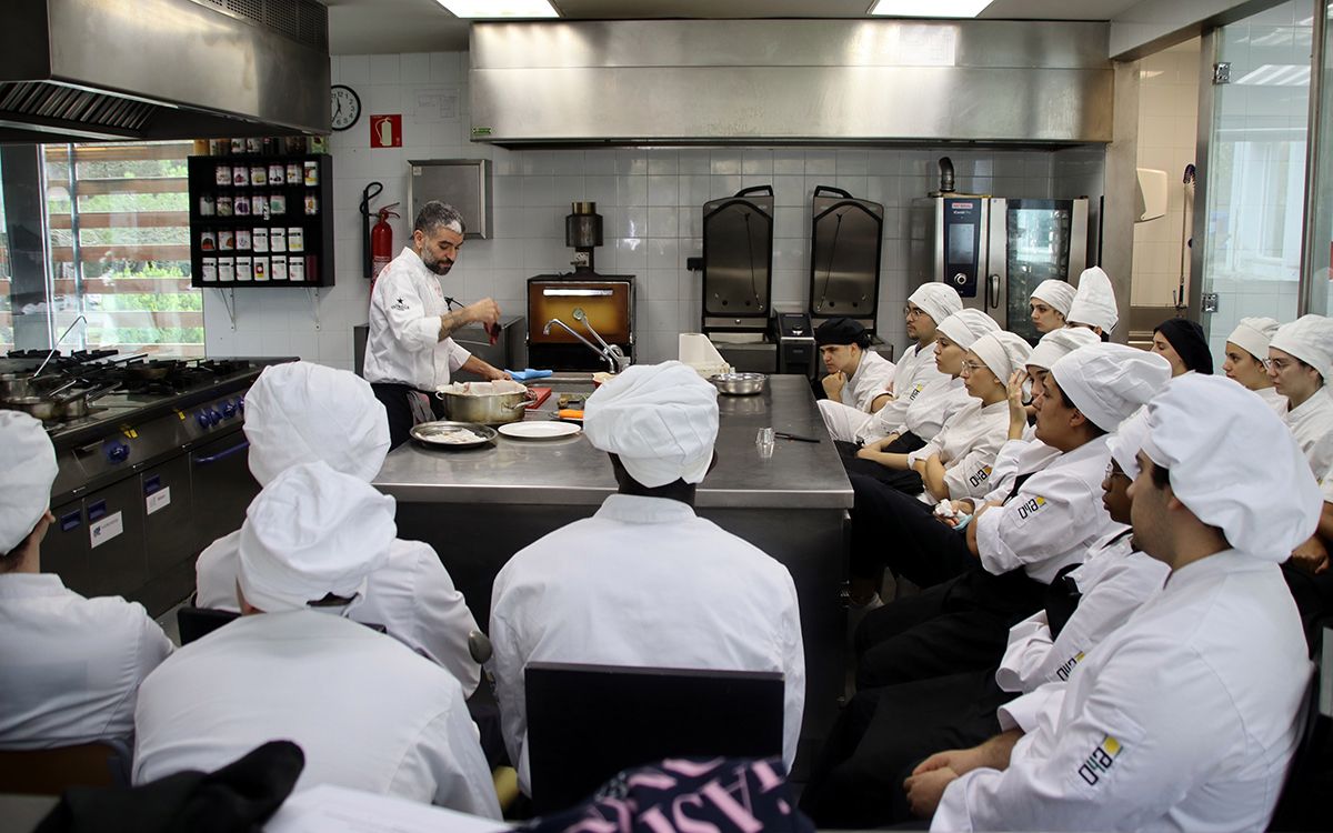 Toni Sala, de la Fonda Sala d'Olost, explica tècniques per cuinar carn de caça als alumnes de l'Escola d'Hostaleria d'Osona.