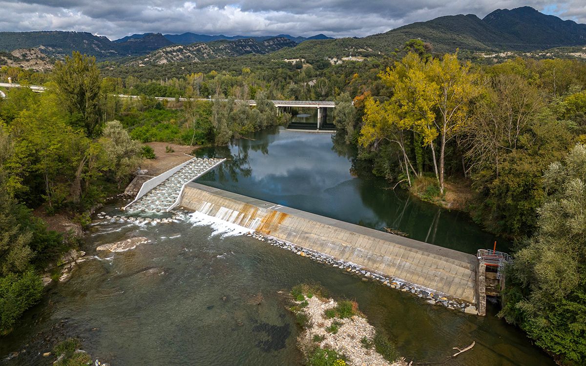 Vista aèria del nou assut del Molí a Orís, a Osona