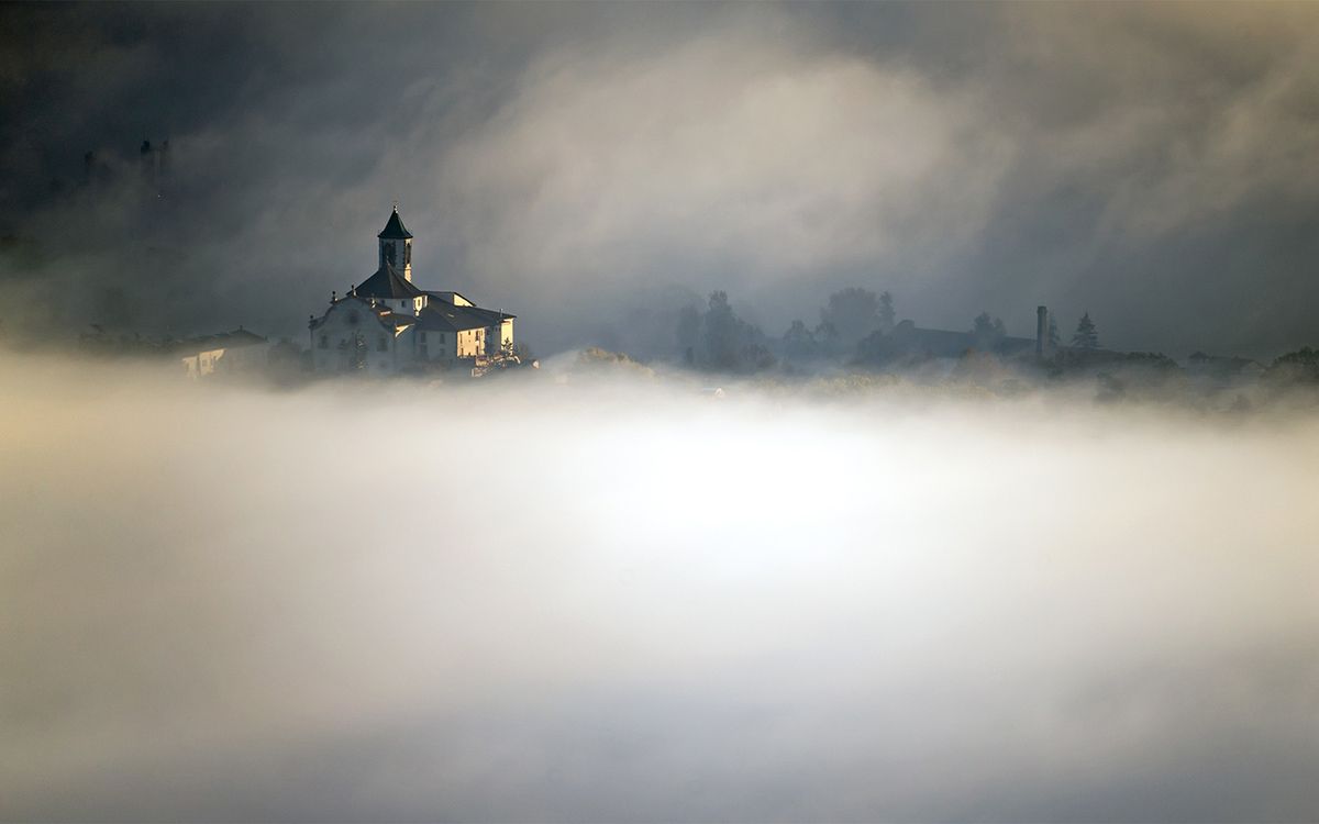 La tardor també ha arribat, igual que la boira, al Santuari de la Gleva, a Osona.