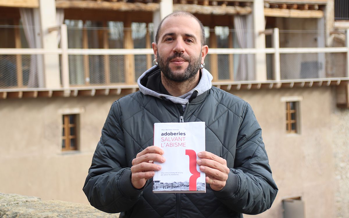 'Adoberies Salvant l'Abisme' és el primer llibre del vigatà Marc Barnolas.