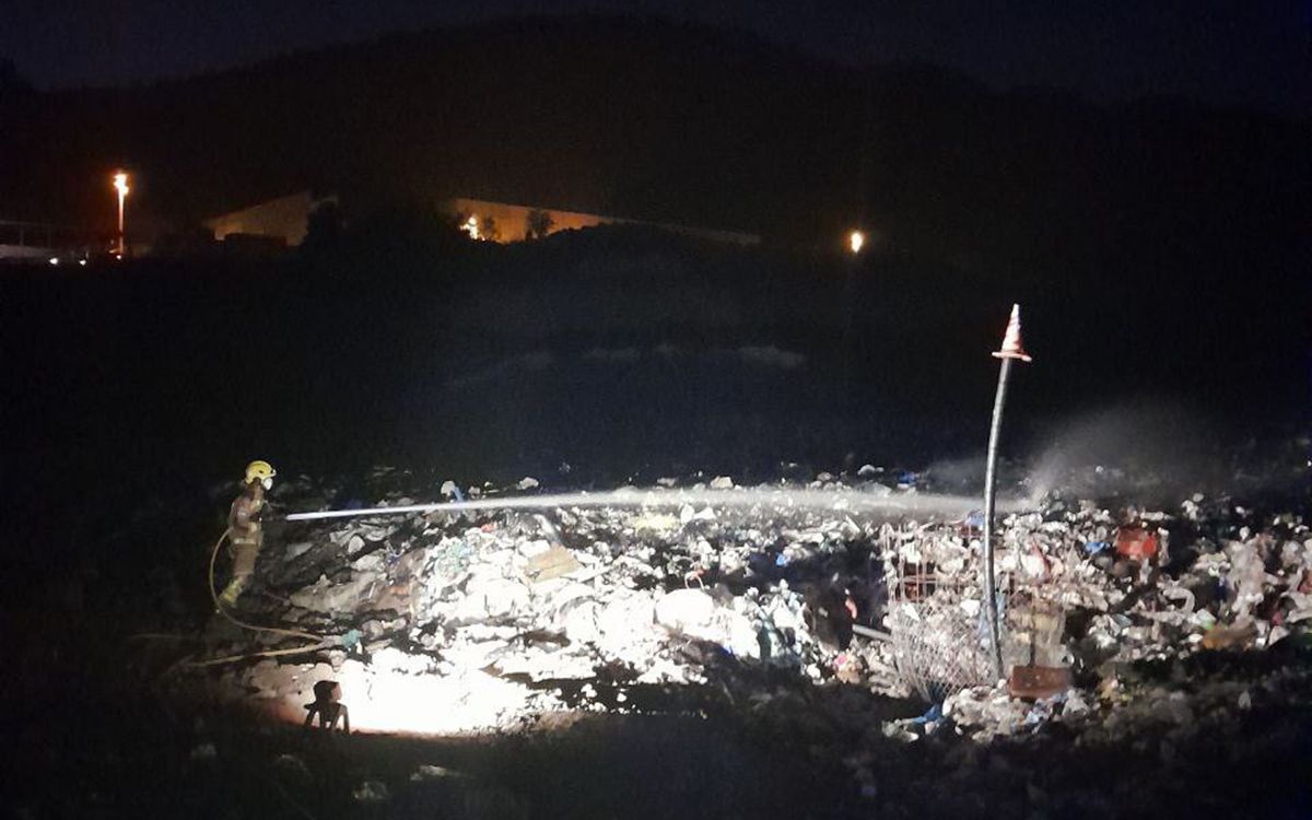 Els Bombers treballant, aquest diumenge, en l'incendi a la planta de tractament de residus d'Orís.