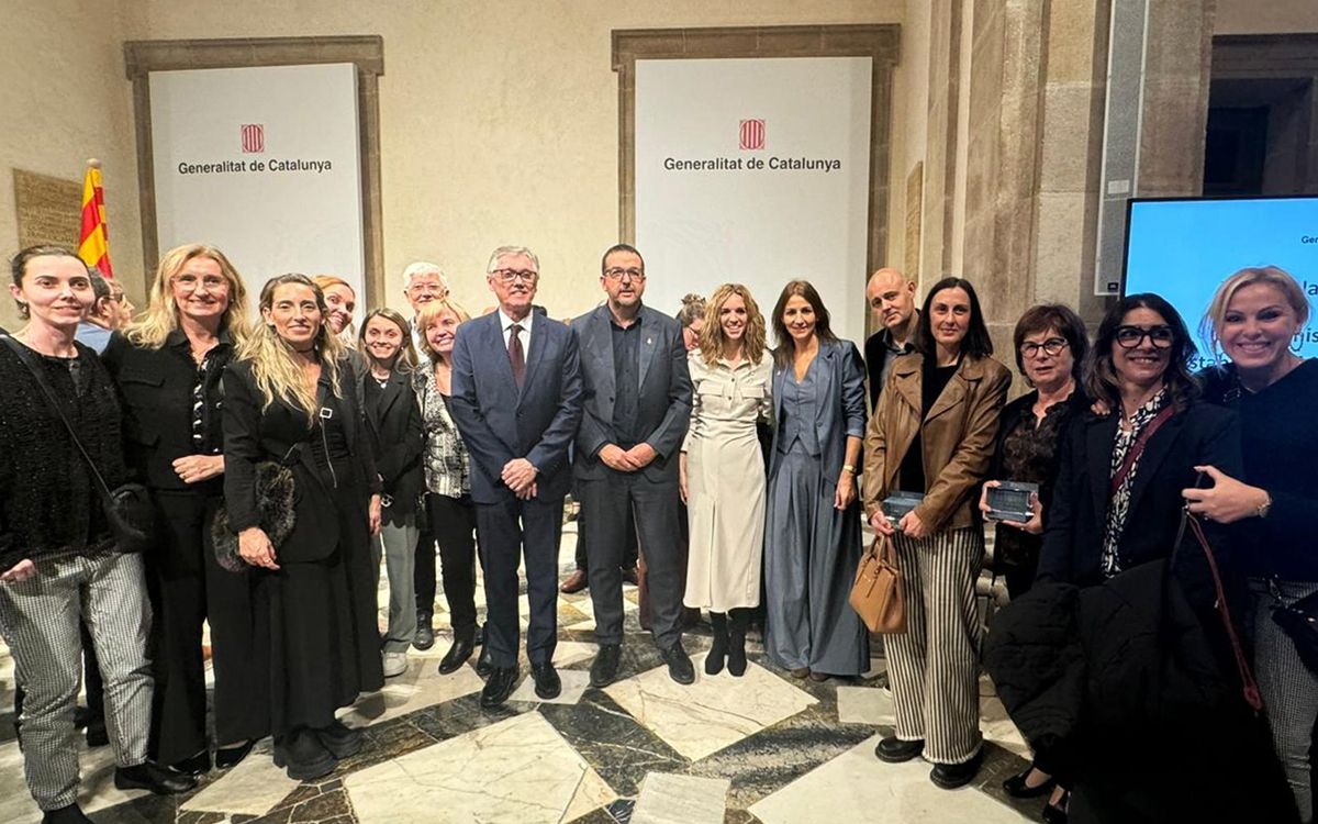 Foto de família dels comerços d'Osona guardonats i representants polítics i d'entitats de la comarca.