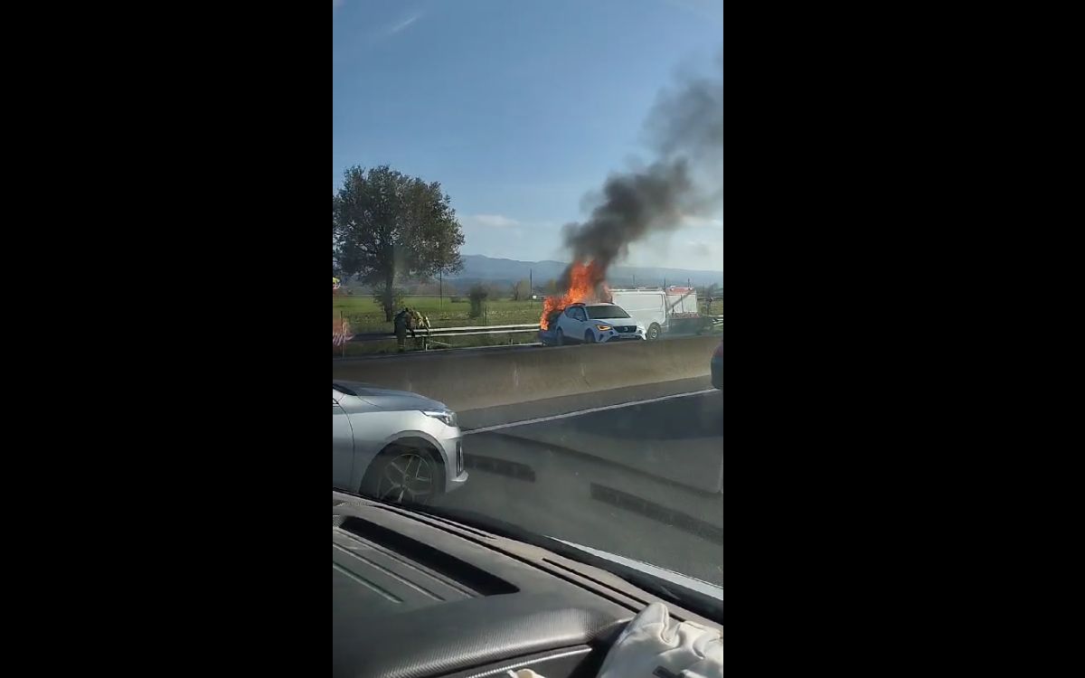 Topada a la C-17, a Malla, entre un turisme i una furgoneta que, a causa de l'accident, s'ha incendiat.