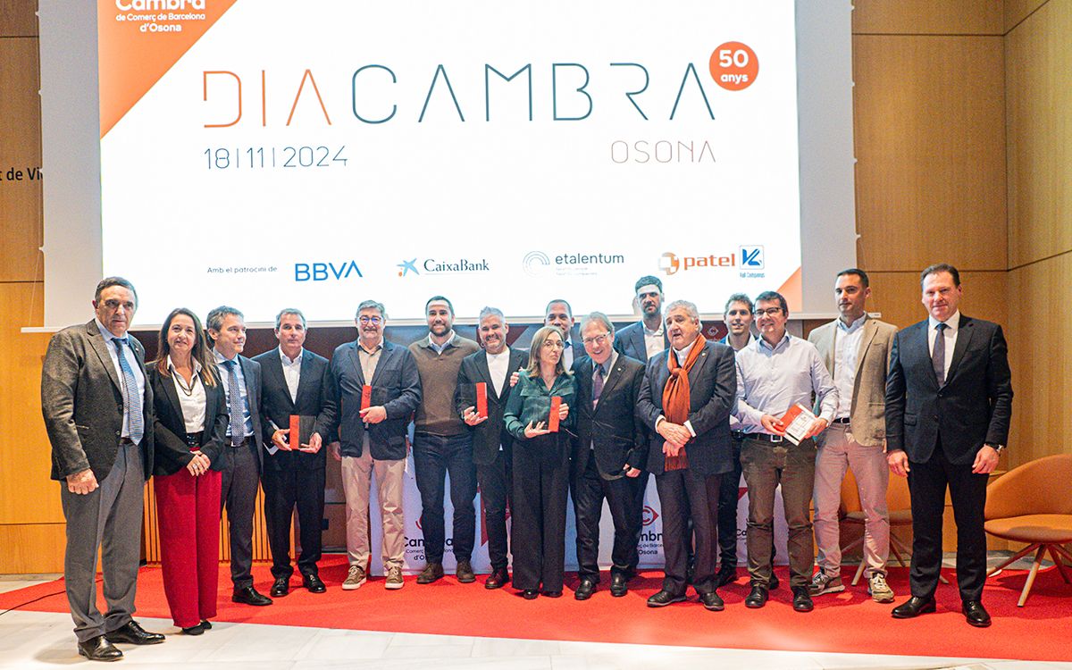 Foto de família amb els guardonats d'enguany, representants de la Cambra de Comerç i de l'administració.