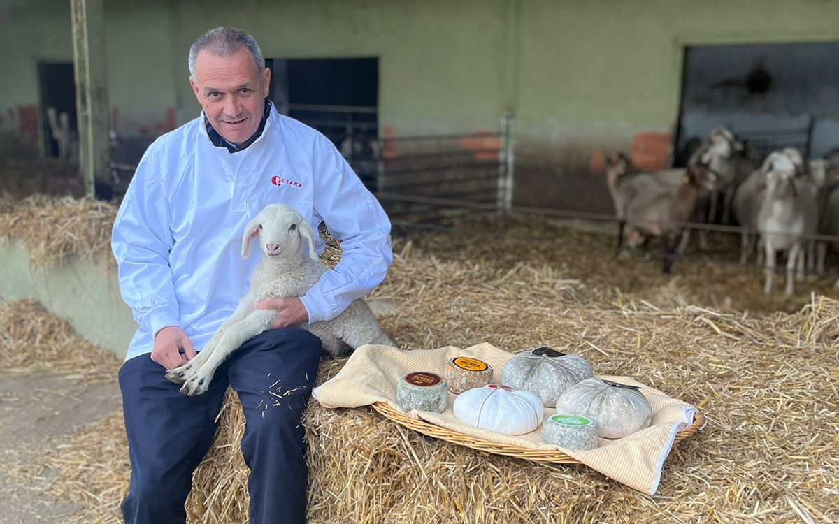 Ramon Berengueras, màxim responsable de la formatgeria Betara, d'Olost.