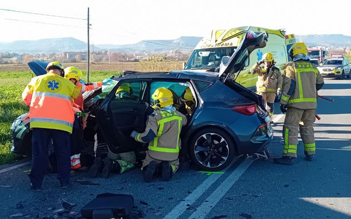 Els Bombers han hagut d'excarcerar el conductor d'un dels vehicles implicats en el xoc.