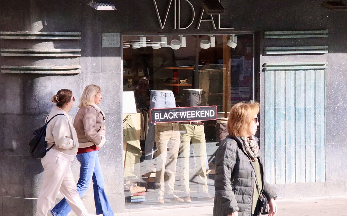 Un centenar de botigues de Vic participen en la campanya del Black Friday.