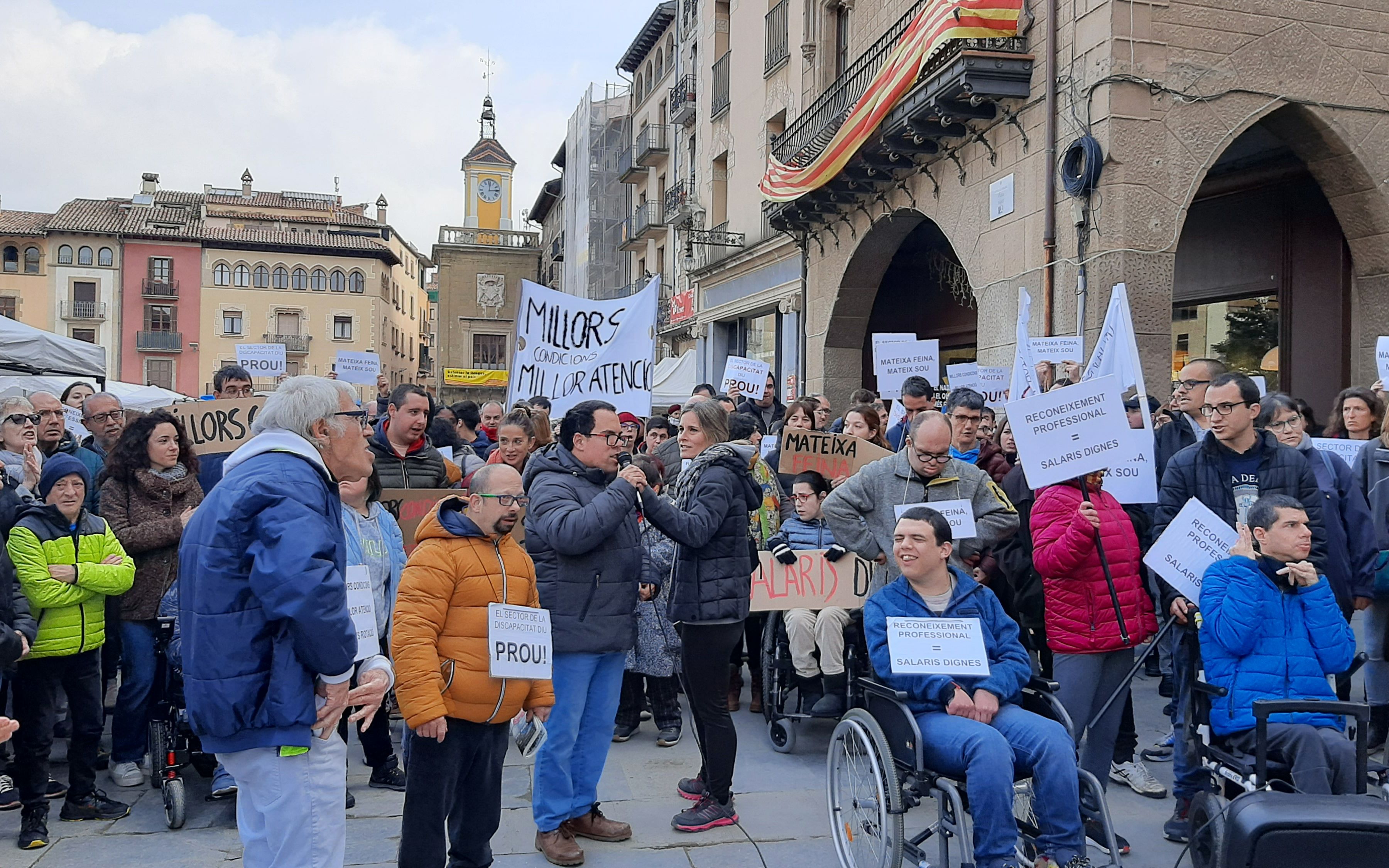 Més de 150 persones s'han concentrat aquest dimarts a Vic per reclamar millores pel sector de la discapacitat.