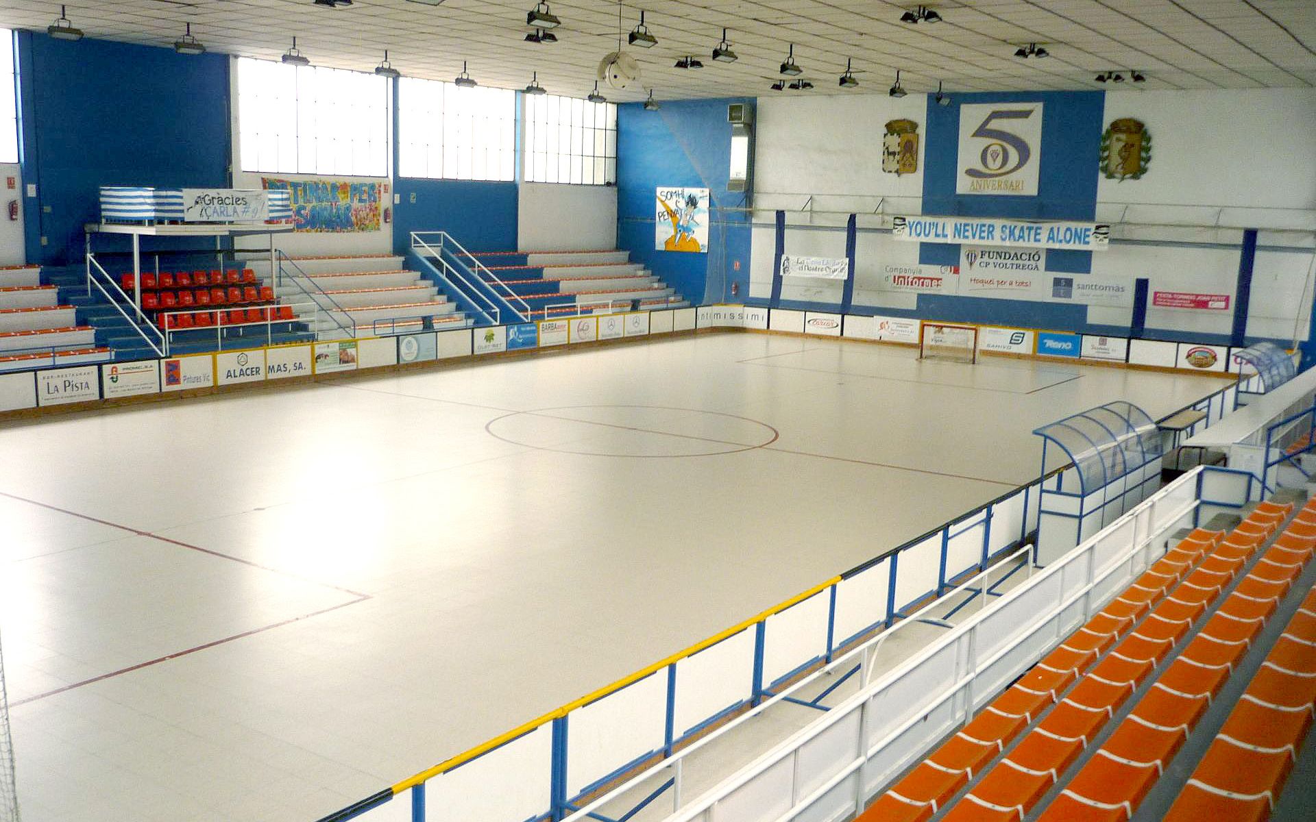 Imatge de l'interior del pavelló municipal d'esports Olivares de la Riva de Sant Hipòlit de Voltregà.