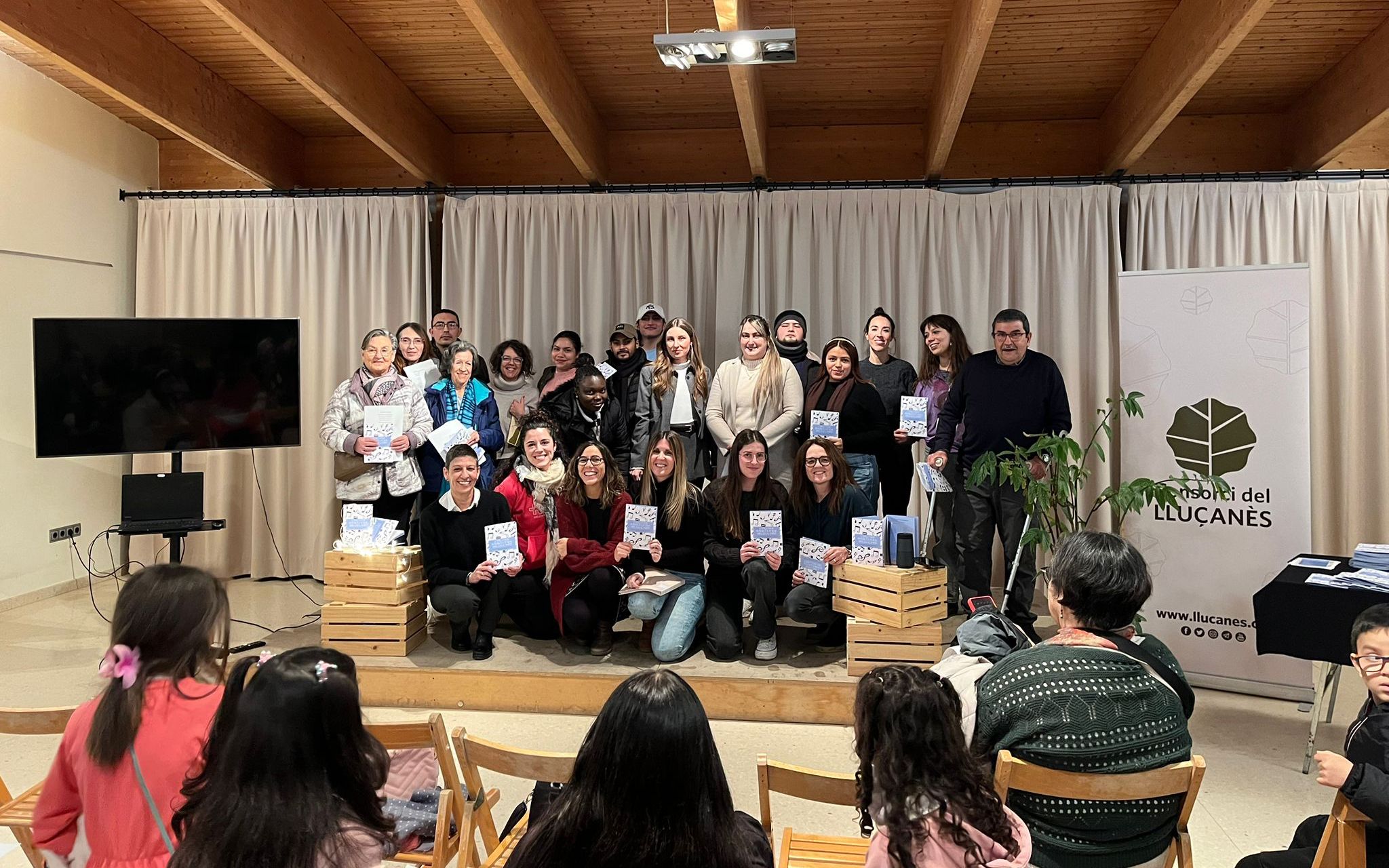 Aprenents dels cursos de català inicial del Lluçanès han elaborat un cançoner intercultural.