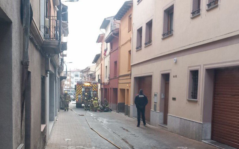 Els Bombers s'han desplaçat al lloc dels fets amb sis dotacions terrestres.