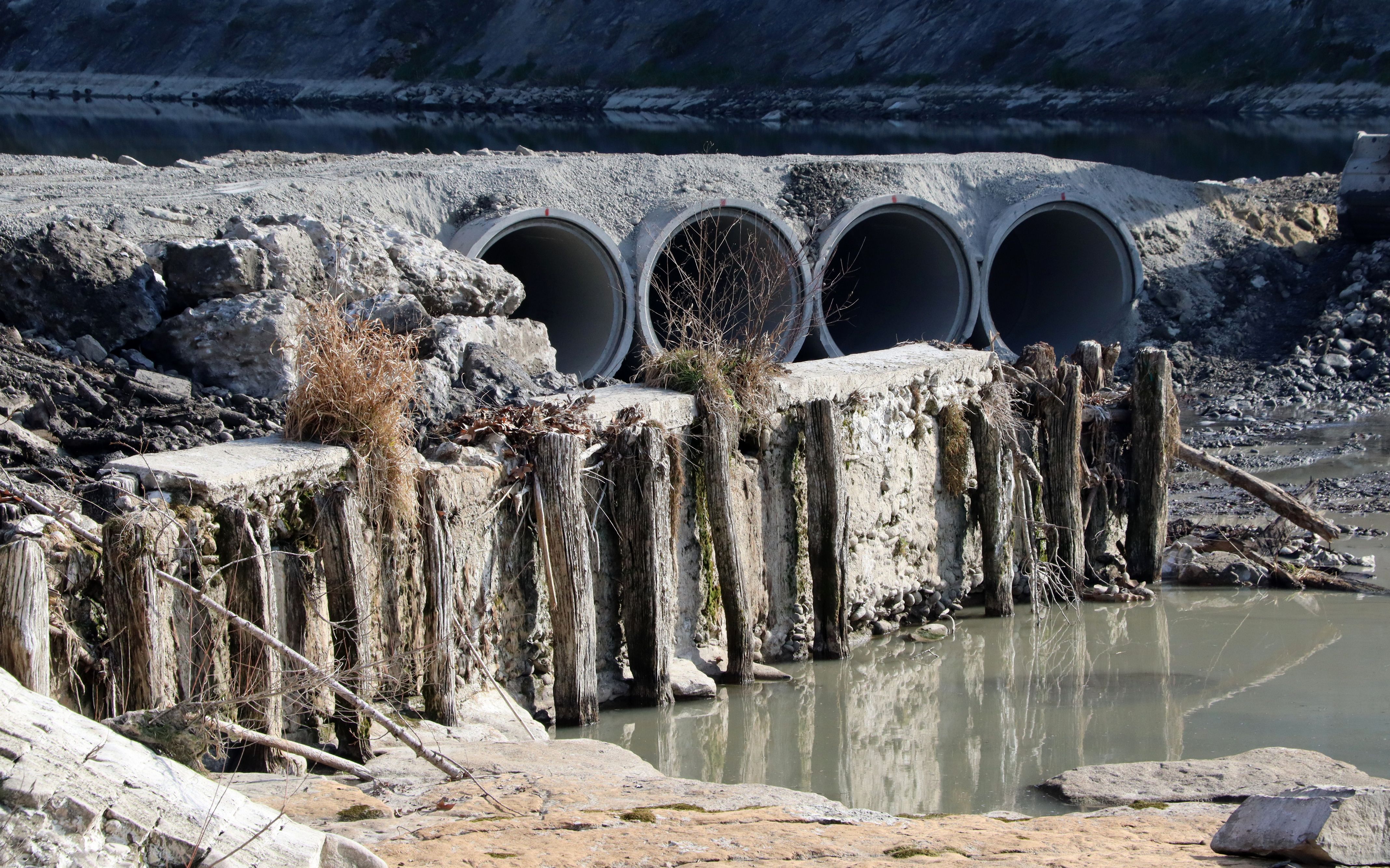 La resclosa de Can Buxó fa 2 metres d'alçada i 110 metres de llarg.