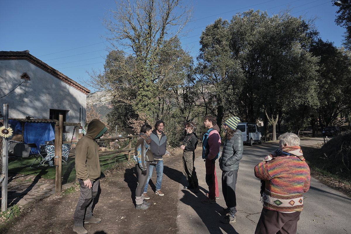 Veïns i veïnes de Sant Romà de Sau obren les portes de les cases que han ocupat i rehabilitat.