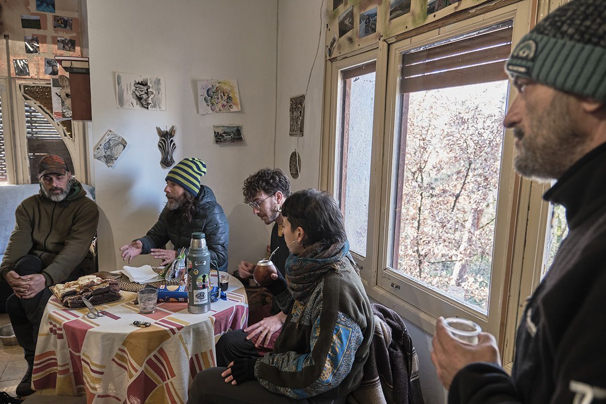 Veïns i veïnes de Sant Romà de Sau obren les portes de les cases que han ocupat i rehabilitat.