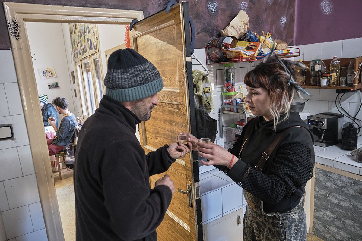 Veïns i veïnes de Sant Romà de Sau obren les portes de les cases que han ocupat i rehabilitat.