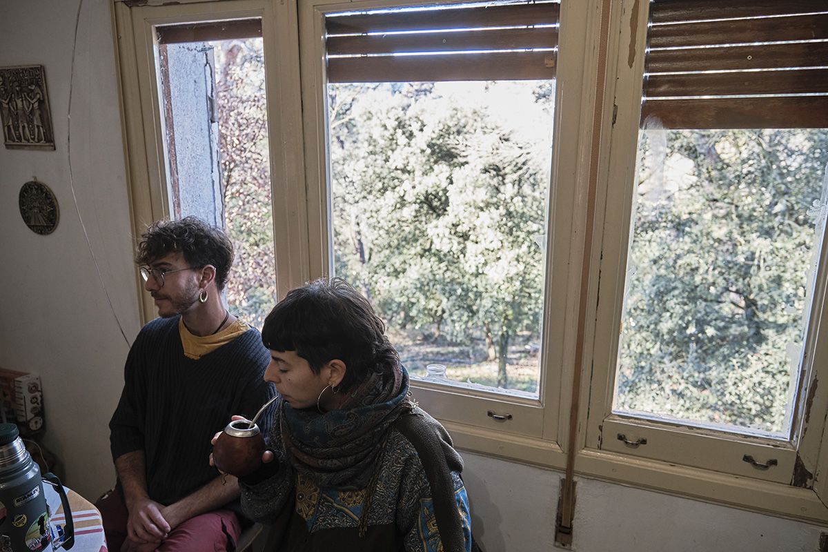 Veïns i veïnes de Sant Romà de Sau obren les portes de les cases que han ocupat i rehabilitat.