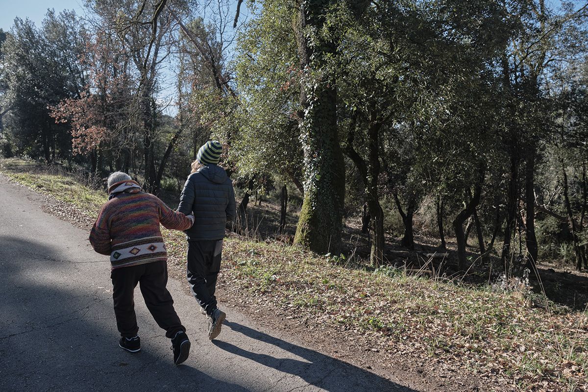 Veïns i veïnes de Sant Romà de Sau obren les portes de les cases que han ocupat i rehabilitat.