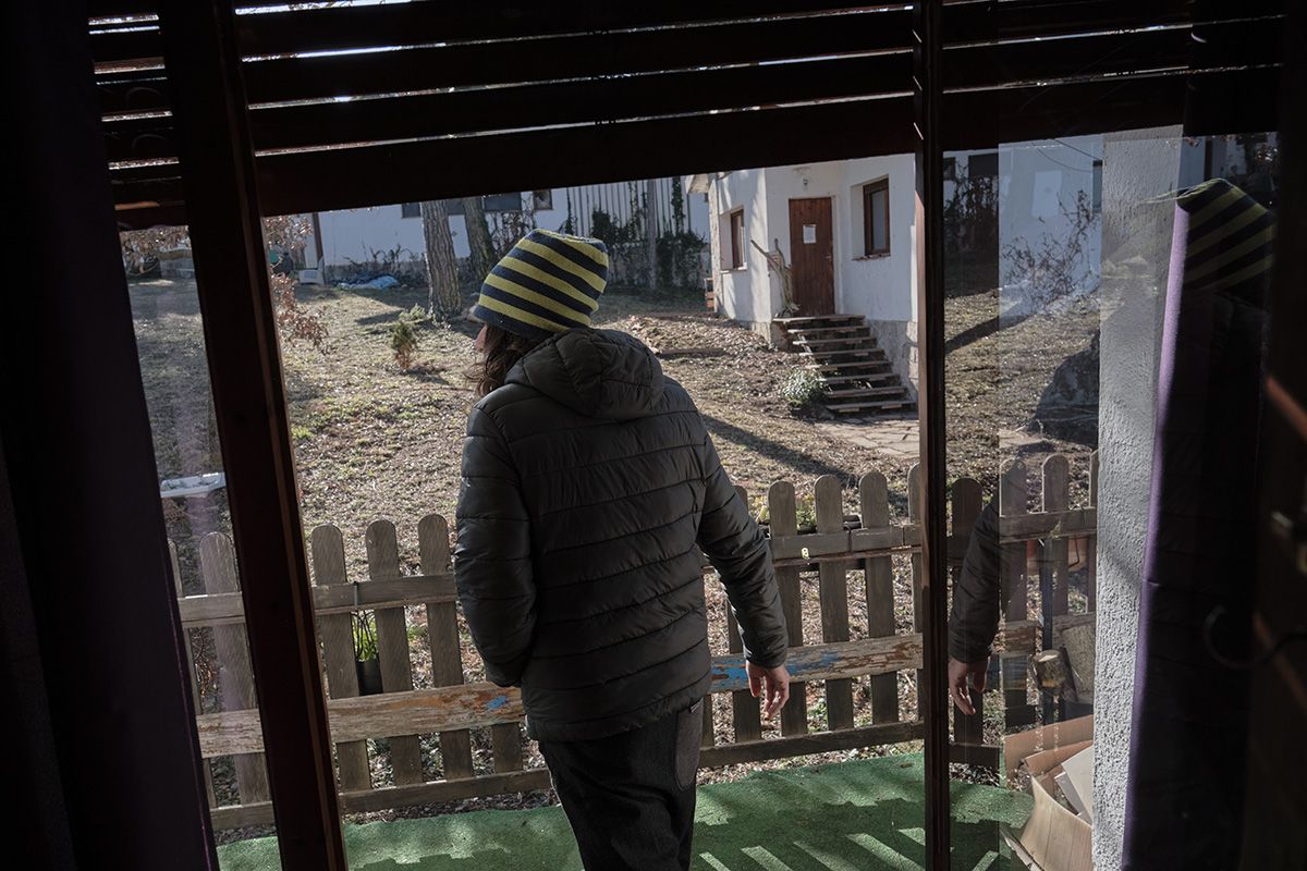 Veïns i veïnes de Sant Romà de Sau obren les portes de les cases que han ocupat i rehabilitat.