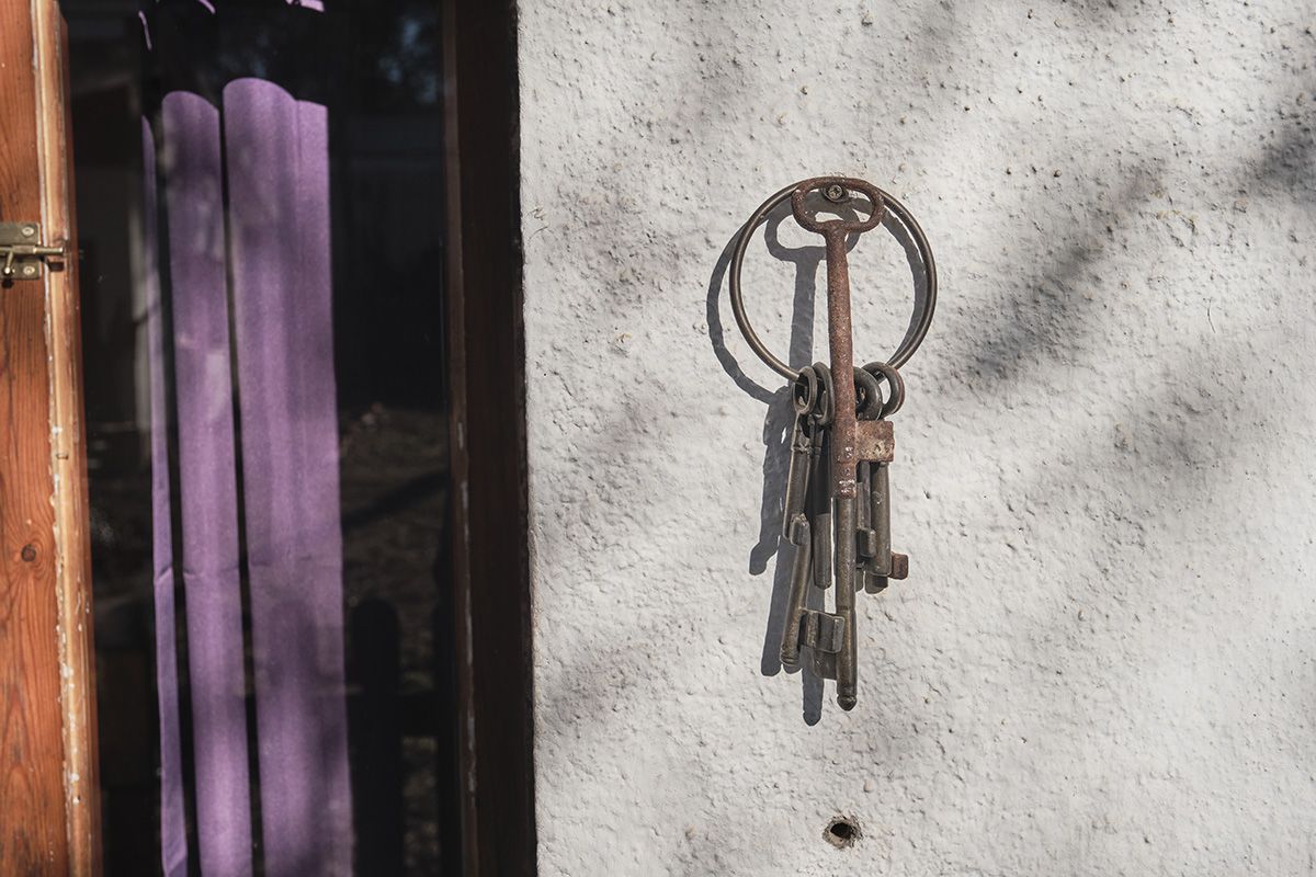 Veïns i veïnes de Sant Romà de Sau obren les portes de les cases que han ocupat i rehabilitat.