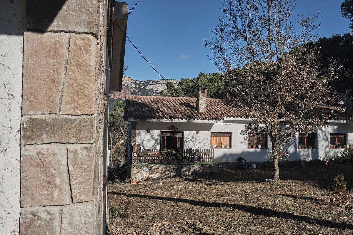 Veïns i veïnes de Sant Romà de Sau obren les portes de les cases que han ocupat i rehabilitat.