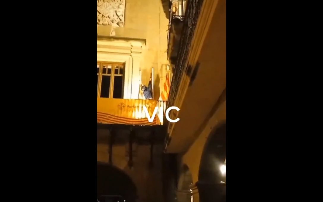 Fragment del vídeo on es veu com retiren la bandera espanyola de l'Ajuntament de Vic.