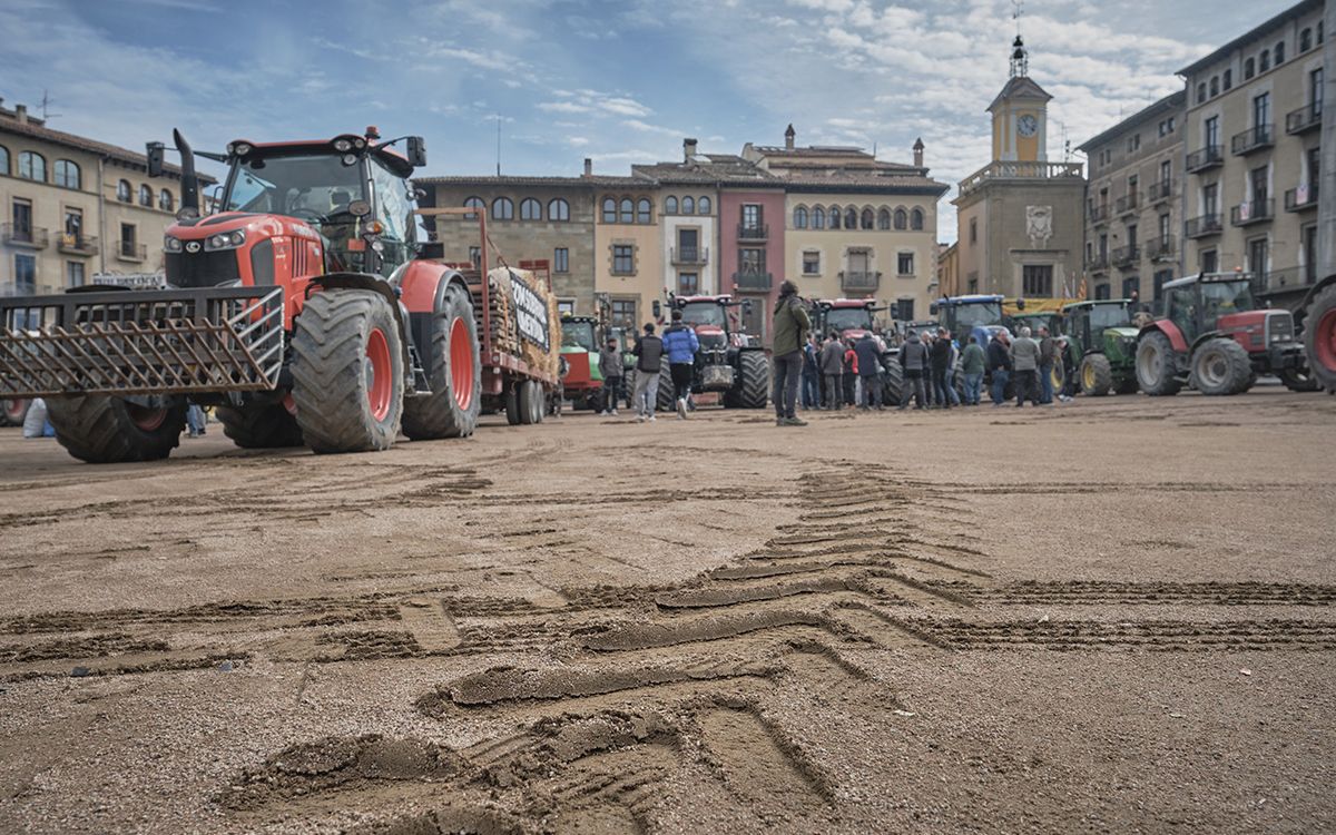 La pagesia d'Osona, el LluçaMarxa lenta i concentració a la plaça Major de Vic de la pagesia d'Osona, el Lluçanès i el Moianès.nès i el Moianès es troba a Vic per valorar l'acord amb el Govern.