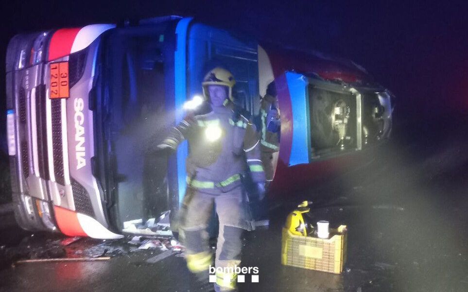 Els Bombers treballen per contenir la fuita de gasoil localitzada a la part superior de la cisterna del camió.