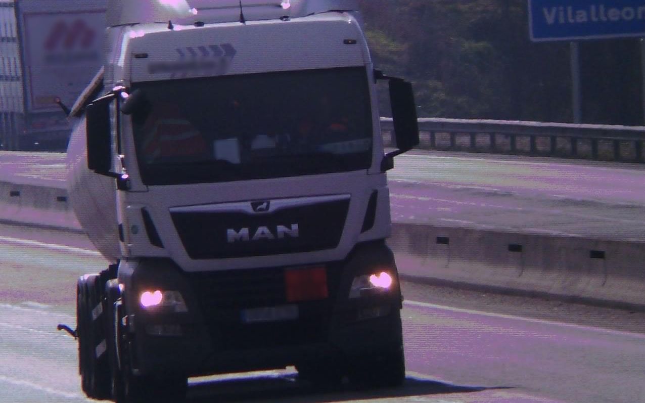 Camió de transport de mercaderies perilloses enxampat conduint a 120 km/h per la C-25, a Vic.