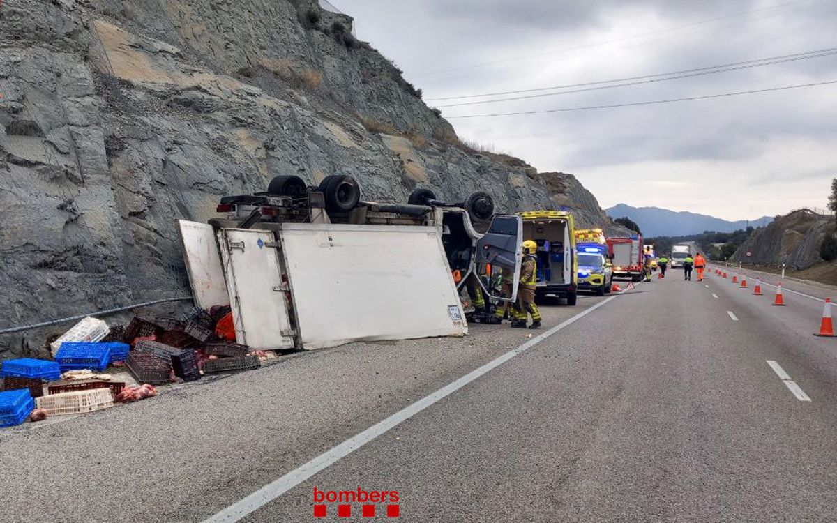 Un camió bolca i perd la càrrega a la C-37, a Sant Pere de Torelló.