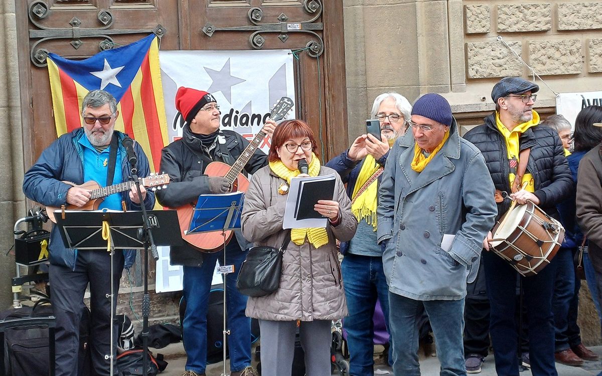 Els avis i àvies de la plaça Major de Vic han celebrat el setè aniversari amb la presència de Lluís Llach, president de l'ANC.