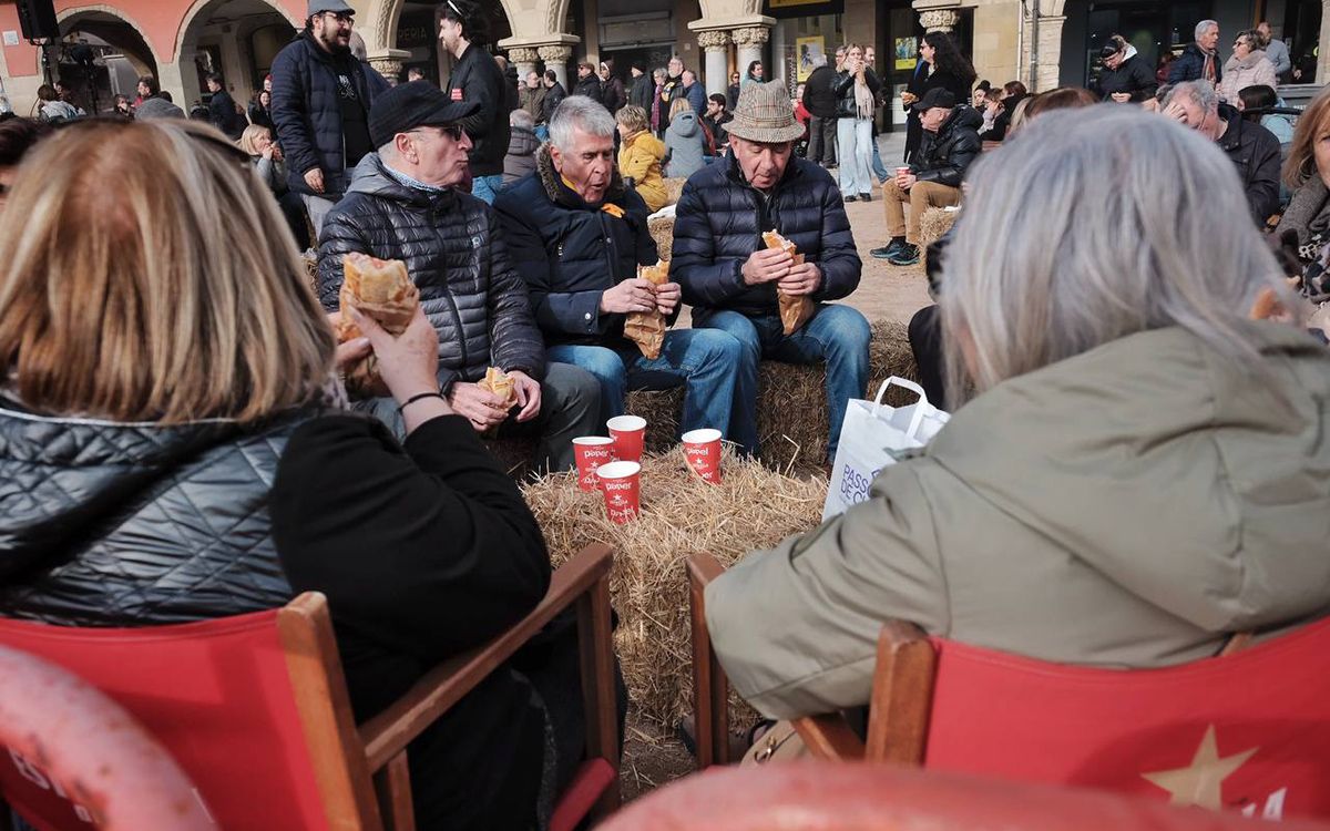 La plaça Major de Vic es converteix en epicentre i referent del Dijous Llarder