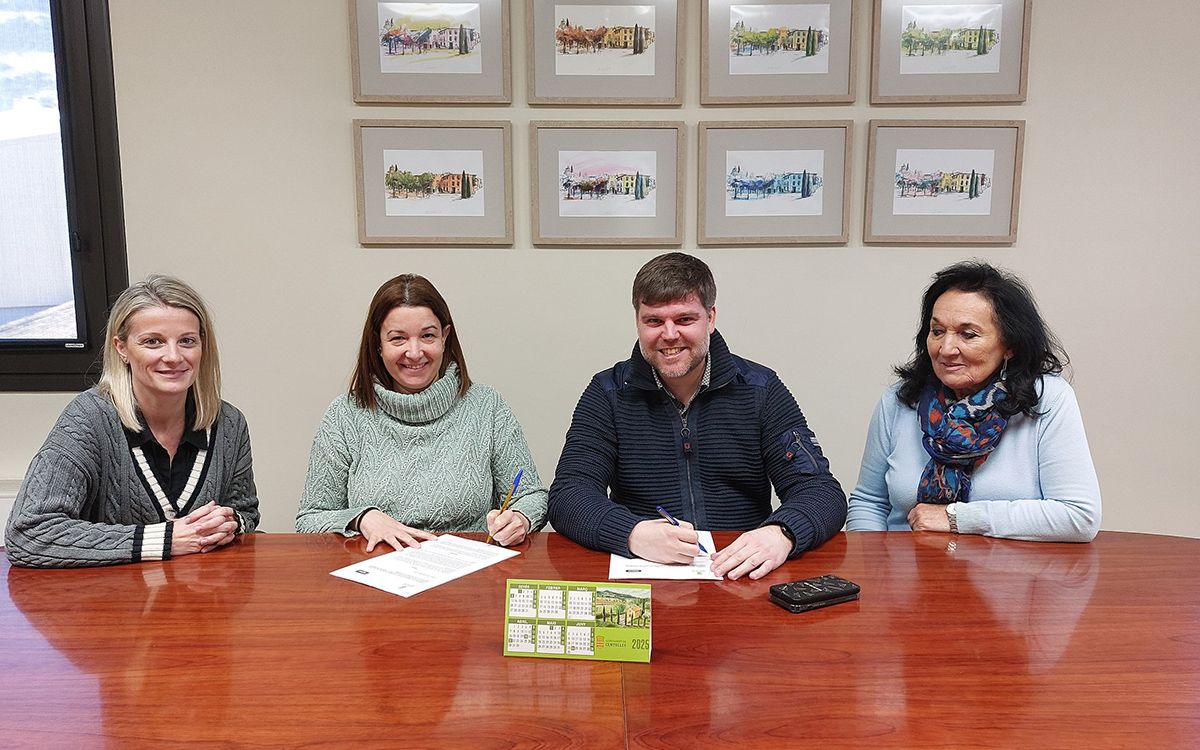 Representants de l'Ajuntament de Centelles i d'Agbar signen la renovació del fons de solidaritat.