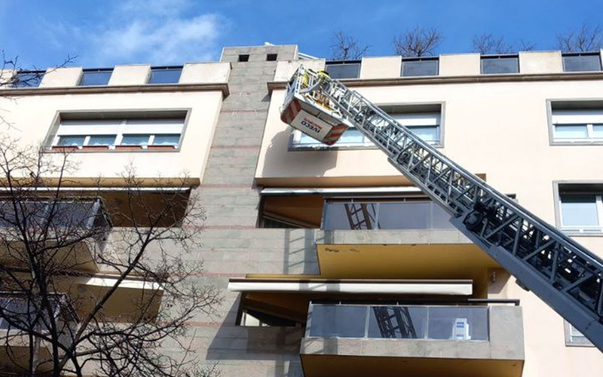 Els Bombers han retirat una llosa de la façana d'un edifici de Vic que estava a punt de caure.