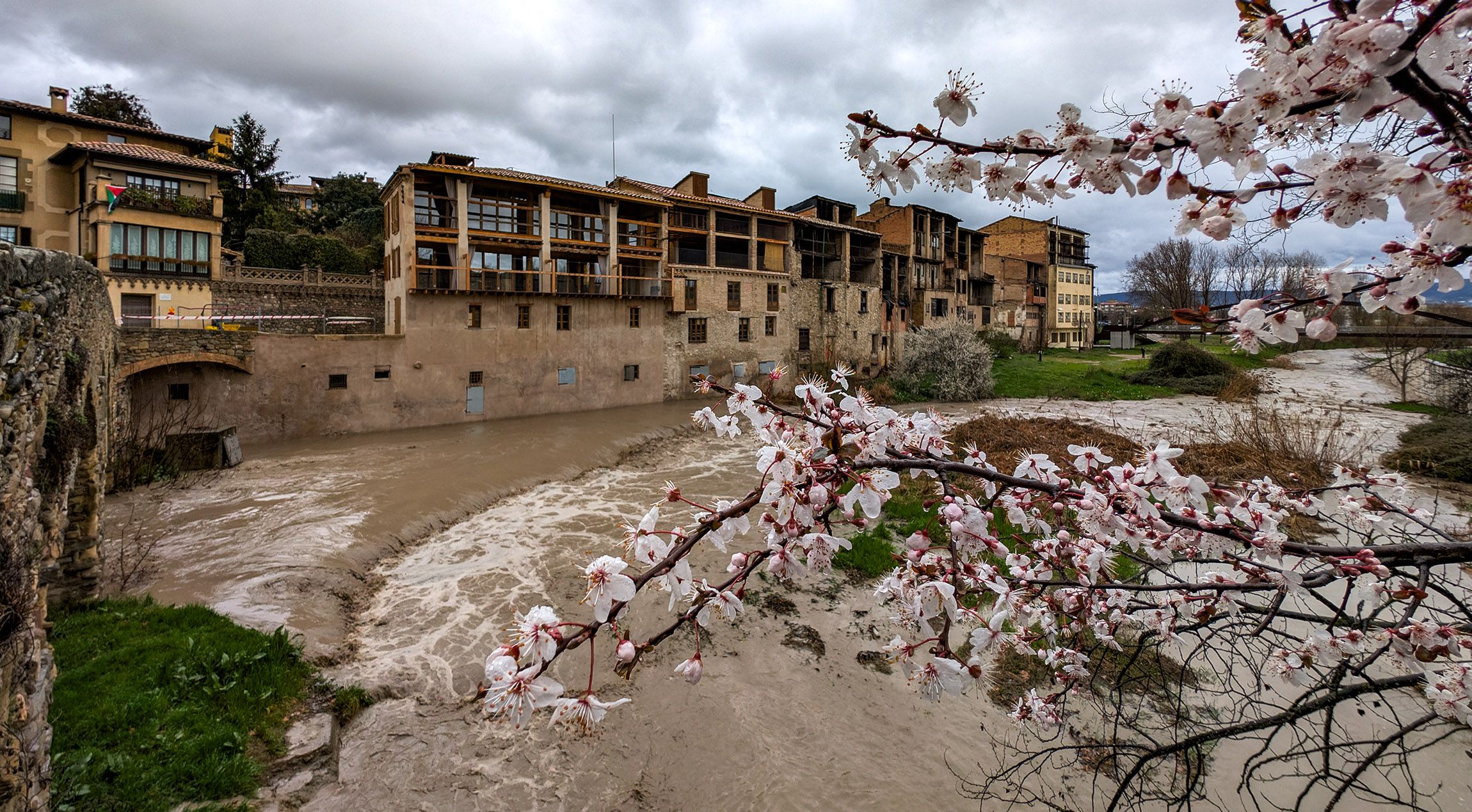 La primavera comença a treure el nas a Vic, amb les adoberies al fons.