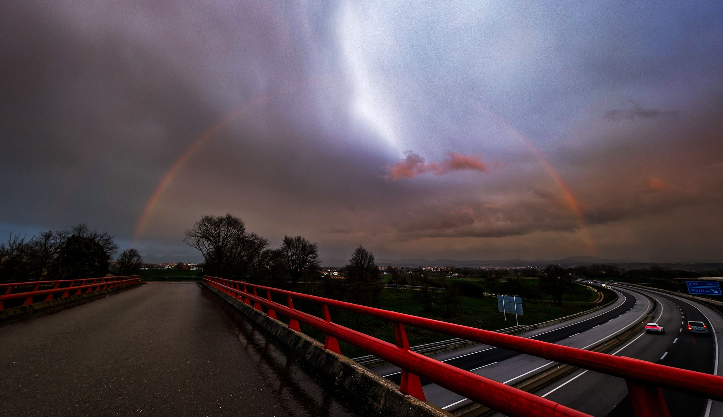 Bonic arc de Sant Martí, després de la pluja, a Vic.