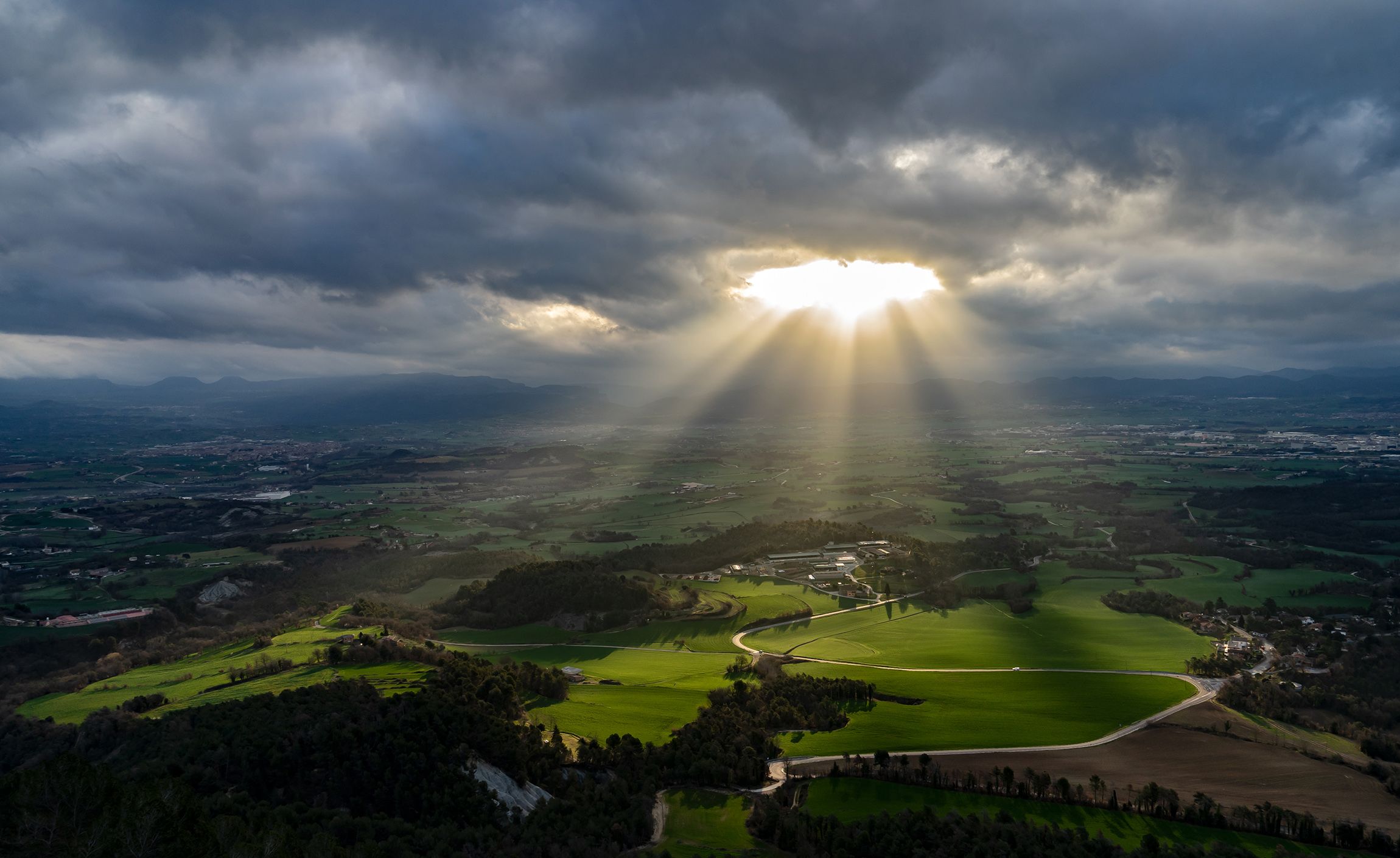 Rajos de sol sobre la plana de Vic.