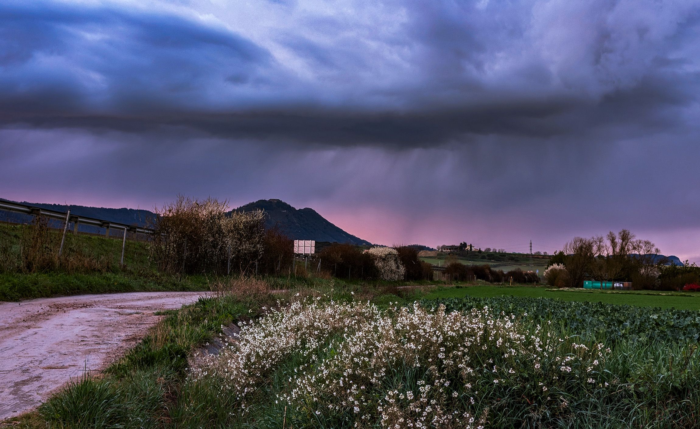 Posta de sol i arribada de la pluja a Vic.