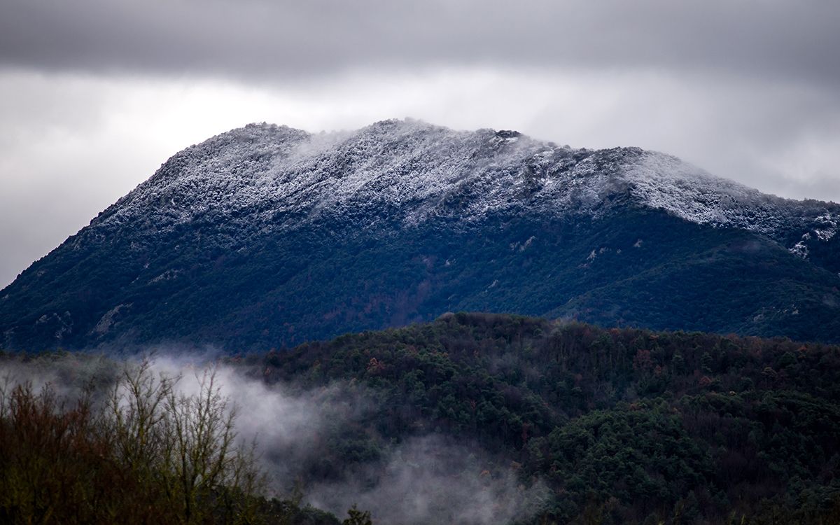 El Montseny nevat, vist des de Vic: març del 2025.