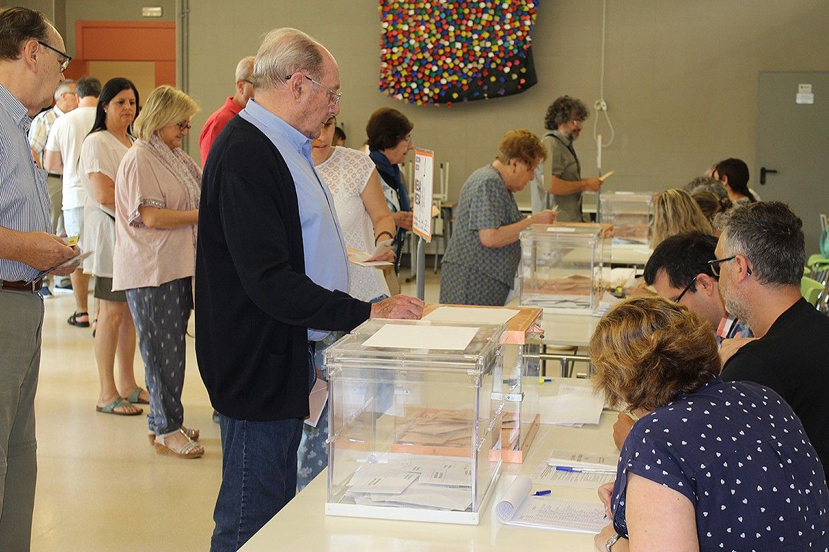 Un home votant a un col·legi electoral de Vic