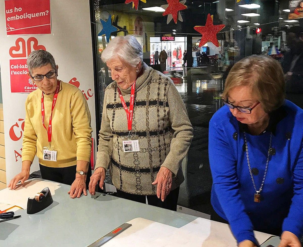 Voluntàries de Càritas embolicant regals