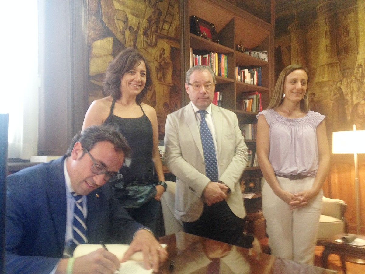 Josep Rull firmant, amb Anna Erra, Josep Arimany i Fabiana Palmero