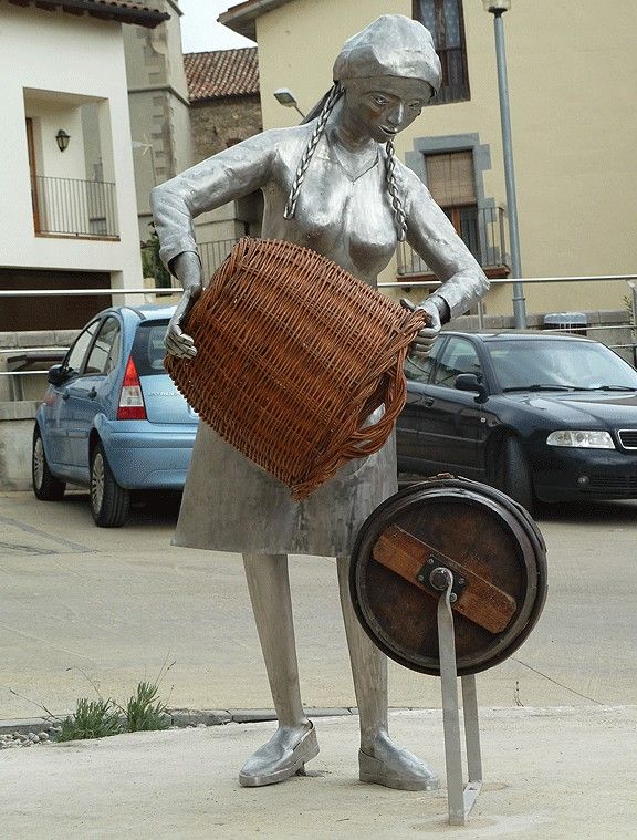 Escultura de la dona tornera, a Sant Pere de Torelló.