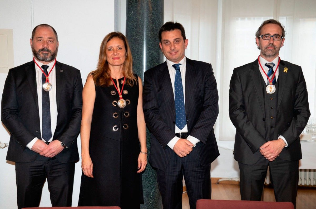 El tres nous consellers amb el president del Consell, Manel Albiac