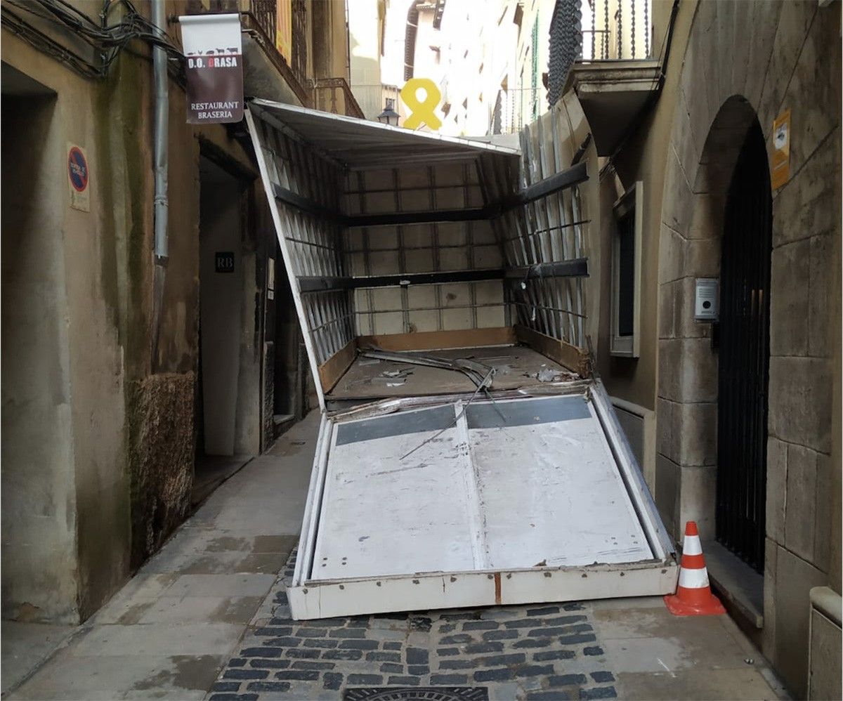 El camió atrapat al carrer de Sant Miquel dels Sants